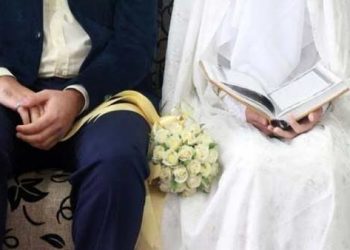 تامل و تردید قبل از ازدواج موجب می شود تا دچار اضطراب شویم. این نگرانی‌ها و استرس را با کمک یک مشاوره خوب و کامل از بین ببرید. اضطراب ازدواج از علائم آن تا درمان ازدواج قدم بزرگیست که تغییرات عمده‌ای در حیات افراد به وجود می‌آورد. پس بوجود آمدن اضطراب و ترس کاملاً عادی است اما بعضی از جوان‌ها بیش از حد به مشکلات زندگی مشترک و یا طلاق فکر می کنند پس با اضطراب و ترس ازدواج روبرو می شوند. اگر این جوانان قبل از ازدواج این ترس را درمان نکنند، حساس و آسیب پذیر می‌شوند و اگر طرف مقابلشان آن‌ها را درک نکند، مشکلات بینشان ایجاد می‌شود که گاهی آنها را تا مرز جدایی می‌کشاند. در این بخش از دانشجو اینترنشنال به علل و علائم و درمان اضطراب قبل از ازدواج پرداخته‌ایم ، با ما همراه شوید. علت اضطراب قبل از ازدواج نشان ندادن خود واقعی همه قادرند که با زندگی آرام و خوشایند کنار آیند. اگر در رابطه میزان آرامش زیادی داشته باشند به احتمال زیاد از شناخت وجود حقیقی طرف مقابل دور می شوند زیرا به هنگام استرس و آشفتگی در زندگی است که می توان به شخصیت و ارزش واقعی افراد پی برد. معمولا زوجین جوان در ابتدای آشنایی، تأمین نیازها و انتظارات همسر را در اولویت قرار می دهند و پا به‌پای هم حرکت می‌کنند و تا جایی که مجبور نشوند خود واقعی‌شان را پنهان نگاه می‌دارند. پس، حال خوش امروزشان را تضمین کننده عاقبت فردا نمی‌دانند زیرا آن‌ها متوجه هستند که بیشتر ازدواج‌ها بر اساس دروغ‌گویی و یا تظاهر شکل می‌گیرد و نهایتا به دادگاه خانواده ختم می‌شود زیرا زوجین خود را آن‌گونه که هستند، نشان نمی‌دهند و تنها سعی دارند در ابتدای ازدواج با رفتارشان نظر طرف مقابل را به دست آورند اما با گذشت سال‌ها بعد از زندگی مشترک، خود واقعی‌شان را نشان می‌دهند. بعد از ازدواج روزهای پر استرس و مشکل‌ساز، اجتناب‌ناپذیر است و ممکن است هر روز چیزهای جدیدی در مورد شخصیت و منش همسرتان بدانید تا جایی که پی ببرید آن‌قدرها هم که گمان می‌کردید همسرتان را نشناخته‌اید. داشتن والدین ناسازگار برخی از جوانان به این علت که زندگی والدین خود را دیده‌اند به مسئله ازدواج بد بین هستند زیرا گمان می‌کنند که همسر آن‌ها نیز با گذشت زمان تغییر کرده و مانند یکی از والدینشان می‌شود و مشکلاتی که پدر و مادرشان داشته‌اند برای آن‌ها نیز پیش می‌آید. ترس درونی شده از ناکامی‌ها یکی دیگر از ترس‌های قبل از ازدواج‌، ترس درونی شده از ناکامی‌ها است. اگر فرد مهارت چگونه زندگی کردن را نیاموخته باشد و از حمایت خانواده بهره‌مند نشود، دچار ناکامی‌های زیادی خواهد شد که ترس از ازدواج یکی از آن‌هاست. تغییر کردن نقش‌ها بسیاری از جوانان ازدواج را محدودیت می‌دانند و فکر می‌کنند تغییر نقش آن‌ها به زن و شوهر و یا پدر و مادر سبب تغییر کلی الگوهای عملی‌شان می‌شود بنابراین دچار اضطراب می‌شوند. افزایش طلاق در جامعه برخی از جوانان با ازدیاد طلاق در جامعه و مشکلات خانوادگی‌، مشکلات مالی و خیانت و... چشم‌انداز خوبی از ازدواج ندارند و دچار اضطراب قبل از ازدواج می‌شوند. تغییر و سازش معمولا کسانی که پا به دنیای متأهلی می‌گذارند کمی در باره تغییراتی که از مجرد بودن به متاهلی باید داشته‌باشند احساس نگرانی می‌کنند چون چنان‌چه گفتیم لازمه زندگی مشترک، گذشتن از استقلال شخصی و در نظر گرفتن تمایلات و نیازهای دیگری به عنوان همسر است بنابراین باید پیش از ازدواج پذیرای تغییرات دنیای جدید باشیم و برای سازش با آن، آمادگی پیدا کنیم. چرا آماده سازی ازدواج، پر استرس‌ترین دوران است؟ در این دوران، بیشتر زوج‌ها کاملا درگیر برنامه‌های جشن عروسی و ماه عسل، اجاره خانه، تهیه جهیزیه و... هستند و با مشکلات مالی فراوان و مسائل خانوادگی پیش‌بینی نشده روبرو می‌شوند و فرصت و زمان کافی برای استراحت و کنار آمدن با مشکلات ندارند بنابراین پر استرس‌ترین دوران را می‌گذرانند و ممکن است اضطراب قبل از ازدواج در آن‌ها تشدید شود. علامت‌های اضطراب قبل از ازدواج اضطراب قبل از ازدواج علامتهای فیزیکی و احساسی مختلفی دارد که عبارتند از : • خواب و اشتها • عدم تمرکز • عصبانیت های بی دلیل • تنفس سریع • احساس سرگیجه و حالت تهوع • ضربان قلب بالا • آستانه تحمل پایین • اختلالات دفع • زود رنجی • احساس طردشدگی درمان اضطراب قبل از ازدواج : اگر زوج خوشبختی در اطرافتان است که سالها پیش ازدواج کرده‌اند و زندگی موفقی دارند‌، با آن‌ها در مورد راز موفقیت‌شان حرف بزنید و از راه حل‌های آن‌ها برای حل اختلافاتشان استفاده کنید و از نصایح این زوج بهره ببرید. در کلاس‌های مشاوره ازدواج شرکت کنید زیرا این کلاس‌ها اثرات بسیار خوبی روی زوجین دارد و باعث می‌شود به مسائلی پی ببرید که در زمان پیش از ازدواج به علت عشق زیاد به ذهن‌تان خطور نمی‌کند. تصورات غلطی که در مورد ازدواج وجود دارد: ازدواج یعنی شادی همیشگی! شما اگر روحیه ناراحت داشته‌باشید، نمی‌توانید پس از ازدواج تغییر کنید و همیشه شاد باشید اما باید با همسرتان رابطه‌ای شاد را پایه‌ریزی کنید و برای رسیدن به این هدف تلاش کنید. شما باید تمام کارها را با همسرتان انجام دهید! اگر غالبا بر انجام مشترک تمام کارها اصرار ورزید‌، عشق بین شما نابود خواهد شد پس نباید همیشه تمام کارها را با همسرتان انجام دهید. شما همواره دوست همسرتان خواهید بود! زندگی مشترک همان‌طور که بسیار شیرین است سختی‌هایی نیز به همراه دارد که به مرور زمان خود را نشان می‌دهند‌. در این دوره شما باید بتوانید با تفاوت‌ها کنار بیایید. شما هرگز احساس ملال یا تنهایی نخواهید کرد! اگر برای فرار از تنهایی ازدواج کرده‌اید باید بدانید که گاهی پس از ازدواج نیز این احساس به سراغتان می‌آید و همیشه و همه جا نمی‌توانید با همسرتان باشید.