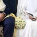 تامل و تردید قبل از ازدواج موجب می شود تا دچار اضطراب شویم. این نگرانی‌ها و استرس را با کمک یک مشاوره خوب و کامل از بین ببرید. اضطراب ازدواج از علائم آن تا درمان ازدواج قدم بزرگیست که تغییرات عمده‌ای در حیات افراد به وجود می‌آورد. پس بوجود آمدن اضطراب و ترس کاملاً عادی است اما بعضی از جوان‌ها بیش از حد به مشکلات زندگی مشترک و یا طلاق فکر می کنند پس با اضطراب و ترس ازدواج روبرو می شوند. اگر این جوانان قبل از ازدواج این ترس را درمان نکنند، حساس و آسیب پذیر می‌شوند و اگر طرف مقابلشان آن‌ها را درک نکند، مشکلات بینشان ایجاد می‌شود که گاهی آنها را تا مرز جدایی می‌کشاند. در این بخش از دانشجو اینترنشنال به علل و علائم و درمان اضطراب قبل از ازدواج پرداخته‌ایم ، با ما همراه شوید. علت اضطراب قبل از ازدواج نشان ندادن خود واقعی همه قادرند که با زندگی آرام و خوشایند کنار آیند. اگر در رابطه میزان آرامش زیادی داشته باشند به احتمال زیاد از شناخت وجود حقیقی طرف مقابل دور می شوند زیرا به هنگام استرس و آشفتگی در زندگی است که می توان به شخصیت و ارزش واقعی افراد پی برد. معمولا زوجین جوان در ابتدای آشنایی، تأمین نیازها و انتظارات همسر را در اولویت قرار می دهند و پا به‌پای هم حرکت می‌کنند و تا جایی که مجبور نشوند خود واقعی‌شان را پنهان نگاه می‌دارند. پس، حال خوش امروزشان را تضمین کننده عاقبت فردا نمی‌دانند زیرا آن‌ها متوجه هستند که بیشتر ازدواج‌ها بر اساس دروغ‌گویی و یا تظاهر شکل می‌گیرد و نهایتا به دادگاه خانواده ختم می‌شود زیرا زوجین خود را آن‌گونه که هستند، نشان نمی‌دهند و تنها سعی دارند در ابتدای ازدواج با رفتارشان نظر طرف مقابل را به دست آورند اما با گذشت سال‌ها بعد از زندگی مشترک، خود واقعی‌شان را نشان می‌دهند. بعد از ازدواج روزهای پر استرس و مشکل‌ساز، اجتناب‌ناپذیر است و ممکن است هر روز چیزهای جدیدی در مورد شخصیت و منش همسرتان بدانید تا جایی که پی ببرید آن‌قدرها هم که گمان می‌کردید همسرتان را نشناخته‌اید. داشتن والدین ناسازگار برخی از جوانان به این علت که زندگی والدین خود را دیده‌اند به مسئله ازدواج بد بین هستند زیرا گمان می‌کنند که همسر آن‌ها نیز با گذشت زمان تغییر کرده و مانند یکی از والدینشان می‌شود و مشکلاتی که پدر و مادرشان داشته‌اند برای آن‌ها نیز پیش می‌آید. ترس درونی شده از ناکامی‌ها یکی دیگر از ترس‌های قبل از ازدواج‌، ترس درونی شده از ناکامی‌ها است. اگر فرد مهارت چگونه زندگی کردن را نیاموخته باشد و از حمایت خانواده بهره‌مند نشود، دچار ناکامی‌های زیادی خواهد شد که ترس از ازدواج یکی از آن‌هاست. تغییر کردن نقش‌ها بسیاری از جوانان ازدواج را محدودیت می‌دانند و فکر می‌کنند تغییر نقش آن‌ها به زن و شوهر و یا پدر و مادر سبب تغییر کلی الگوهای عملی‌شان می‌شود بنابراین دچار اضطراب می‌شوند. افزایش طلاق در جامعه برخی از جوانان با ازدیاد طلاق در جامعه و مشکلات خانوادگی‌، مشکلات مالی و خیانت و... چشم‌انداز خوبی از ازدواج ندارند و دچار اضطراب قبل از ازدواج می‌شوند. تغییر و سازش معمولا کسانی که پا به دنیای متأهلی می‌گذارند کمی در باره تغییراتی که از مجرد بودن به متاهلی باید داشته‌باشند احساس نگرانی می‌کنند چون چنان‌چه گفتیم لازمه زندگی مشترک، گذشتن از استقلال شخصی و در نظر گرفتن تمایلات و نیازهای دیگری به عنوان همسر است بنابراین باید پیش از ازدواج پذیرای تغییرات دنیای جدید باشیم و برای سازش با آن، آمادگی پیدا کنیم. چرا آماده سازی ازدواج، پر استرس‌ترین دوران است؟ در این دوران، بیشتر زوج‌ها کاملا درگیر برنامه‌های جشن عروسی و ماه عسل، اجاره خانه، تهیه جهیزیه و... هستند و با مشکلات مالی فراوان و مسائل خانوادگی پیش‌بینی نشده روبرو می‌شوند و فرصت و زمان کافی برای استراحت و کنار آمدن با مشکلات ندارند بنابراین پر استرس‌ترین دوران را می‌گذرانند و ممکن است اضطراب قبل از ازدواج در آن‌ها تشدید شود. علامت‌های اضطراب قبل از ازدواج اضطراب قبل از ازدواج علامتهای فیزیکی و احساسی مختلفی دارد که عبارتند از : • خواب و اشتها • عدم تمرکز • عصبانیت های بی دلیل • تنفس سریع • احساس سرگیجه و حالت تهوع • ضربان قلب بالا • آستانه تحمل پایین • اختلالات دفع • زود رنجی • احساس طردشدگی درمان اضطراب قبل از ازدواج : اگر زوج خوشبختی در اطرافتان است که سالها پیش ازدواج کرده‌اند و زندگی موفقی دارند‌، با آن‌ها در مورد راز موفقیت‌شان حرف بزنید و از راه حل‌های آن‌ها برای حل اختلافاتشان استفاده کنید و از نصایح این زوج بهره ببرید. در کلاس‌های مشاوره ازدواج شرکت کنید زیرا این کلاس‌ها اثرات بسیار خوبی روی زوجین دارد و باعث می‌شود به مسائلی پی ببرید که در زمان پیش از ازدواج به علت عشق زیاد به ذهن‌تان خطور نمی‌کند. تصورات غلطی که در مورد ازدواج وجود دارد: ازدواج یعنی شادی همیشگی! شما اگر روحیه ناراحت داشته‌باشید، نمی‌توانید پس از ازدواج تغییر کنید و همیشه شاد باشید اما باید با همسرتان رابطه‌ای شاد را پایه‌ریزی کنید و برای رسیدن به این هدف تلاش کنید. شما باید تمام کارها را با همسرتان انجام دهید! اگر غالبا بر انجام مشترک تمام کارها اصرار ورزید‌، عشق بین شما نابود خواهد شد پس نباید همیشه تمام کارها را با همسرتان انجام دهید. شما همواره دوست همسرتان خواهید بود! زندگی مشترک همان‌طور که بسیار شیرین است سختی‌هایی نیز به همراه دارد که به مرور زمان خود را نشان می‌دهند‌. در این دوره شما باید بتوانید با تفاوت‌ها کنار بیایید. شما هرگز احساس ملال یا تنهایی نخواهید کرد! اگر برای فرار از تنهایی ازدواج کرده‌اید باید بدانید که گاهی پس از ازدواج نیز این احساس به سراغتان می‌آید و همیشه و همه جا نمی‌توانید با همسرتان باشید.