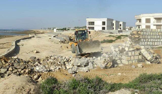 رئیس کل دادگستری استان هرمزگان از رفع تصرف مساحتی بالغ بر ۱۰ کیلومتر از سواحل جزیره قشم و تخریب دیوار ویلاهای نهاد ریاست جمهوری برای حفظ حریم ۶۰ متری دریا با هماهنگی دولت خبر داد