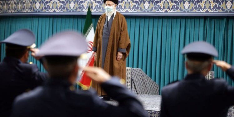 تصاويری از دیدار جمعی از فرماندهان و کارکنان نیروی هوایی ارتش با فرمانده کل قوا