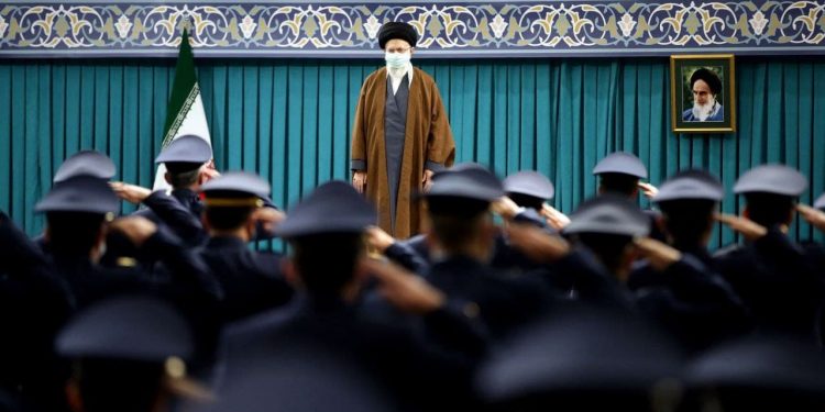 تصاويری از دیدار جمعی از فرماندهان و کارکنان نیروی هوایی ارتش با فرمانده کل قوا