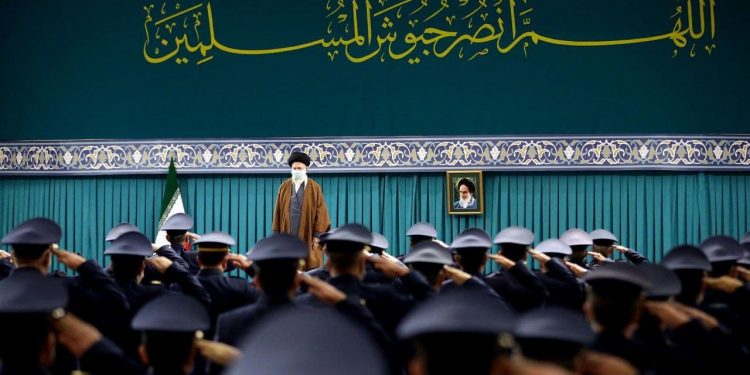 تصاويری از دیدار جمعی از فرماندهان و کارکنان نیروی هوایی ارتش با فرمانده کل قوا