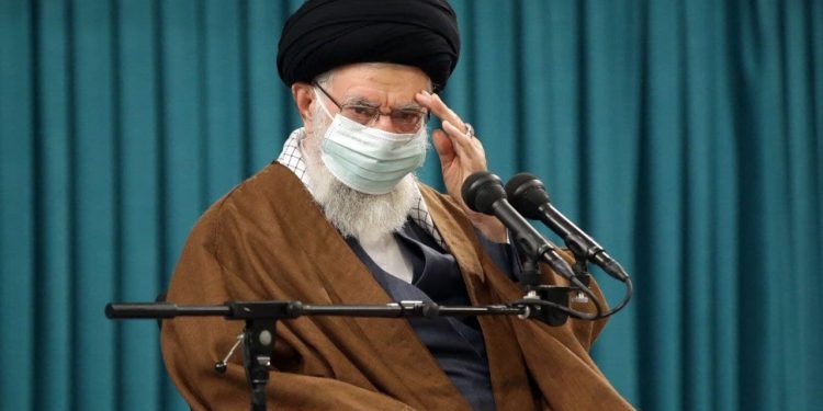 تصاويری از دیدار جمعی از فرماندهان و کارکنان نیروی هوایی ارتش با فرمانده کل قوا