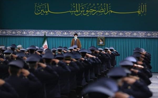 معنی حدیث بنر نصب شده در محل سخنرانی فرمانده کل قوا در دیدار فرماندهان و کارکنان نیروی هوایی و پدافند هوایی ارتش