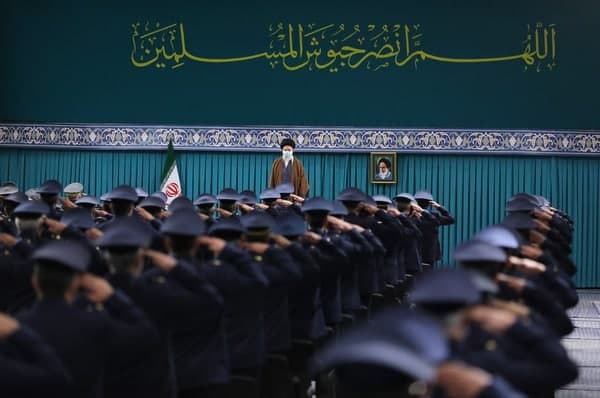 معنی حدیث بنر نصب شده در محل سخنرانی فرمانده کل قوا در دیدار فرماندهان و کارکنان نیروی هوایی و پدافند هوایی ارتش