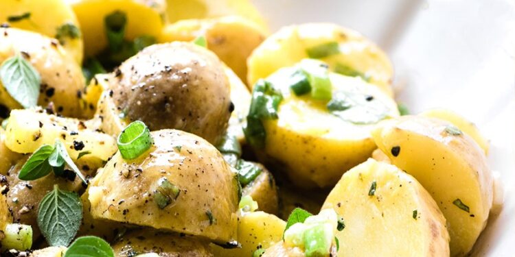 طرز تهیه انواع سالاد سیب ‌زمینی – آموزش 3 سالاد سیب‌ زمینی خوشمزه