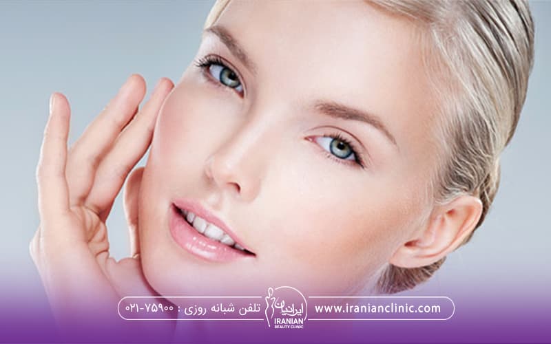 خانمی که اندولیفت انجام داده است و راضی است و دست خودرا روی صورتش گذاشته و سرش یکم کج هست - درد اندولیفت