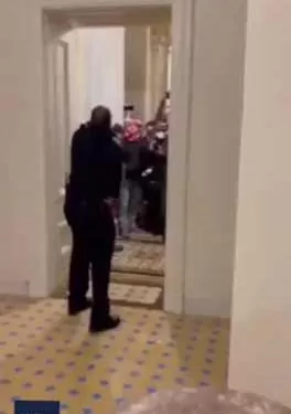 تعقیب پلیس آمریکا توسط هواداران ترامپ در ساختمان کنگره!