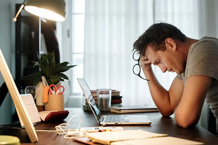 اضطراب شغلی چیست؟ 8 راهکار مفید برای جلوگیری از تأثیر اضطراب بر کار